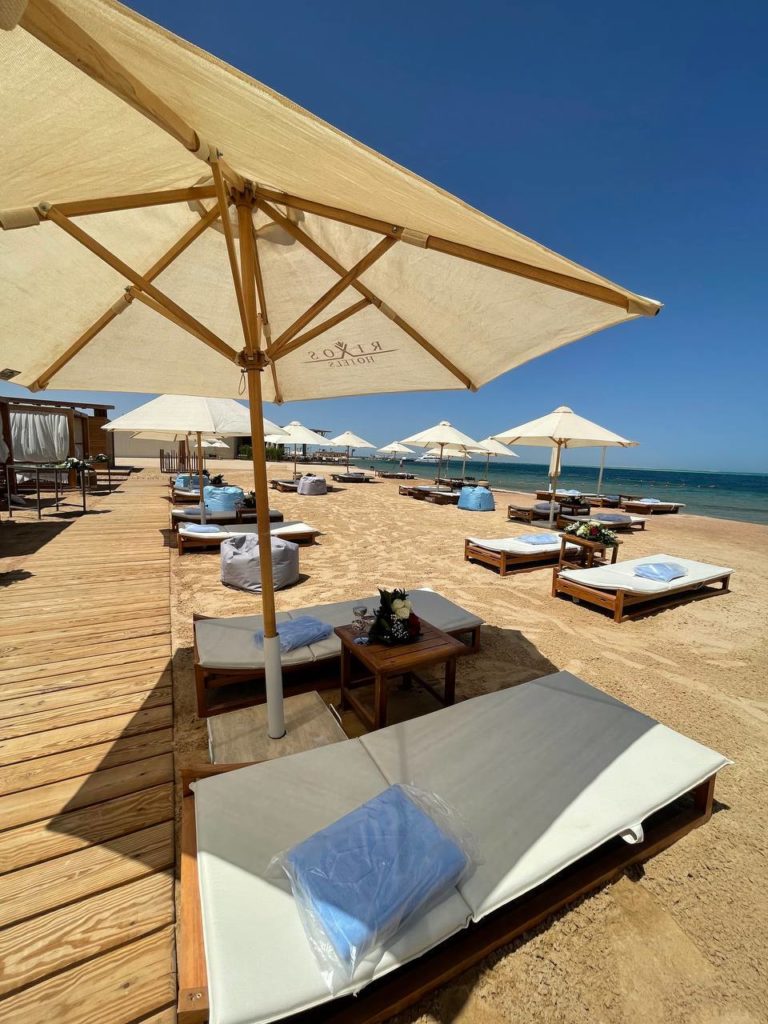 Песчаный пляж RIXOS Premium Magawish с зонтиками и лежаками, Хургада