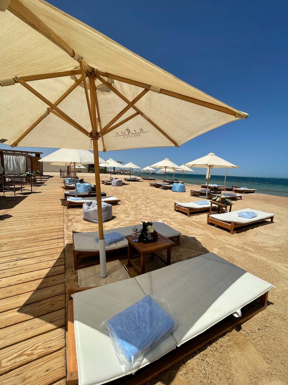 Песчаный пляж RIXOS Premium Magawish с зонтиками и лежаками, Хургада